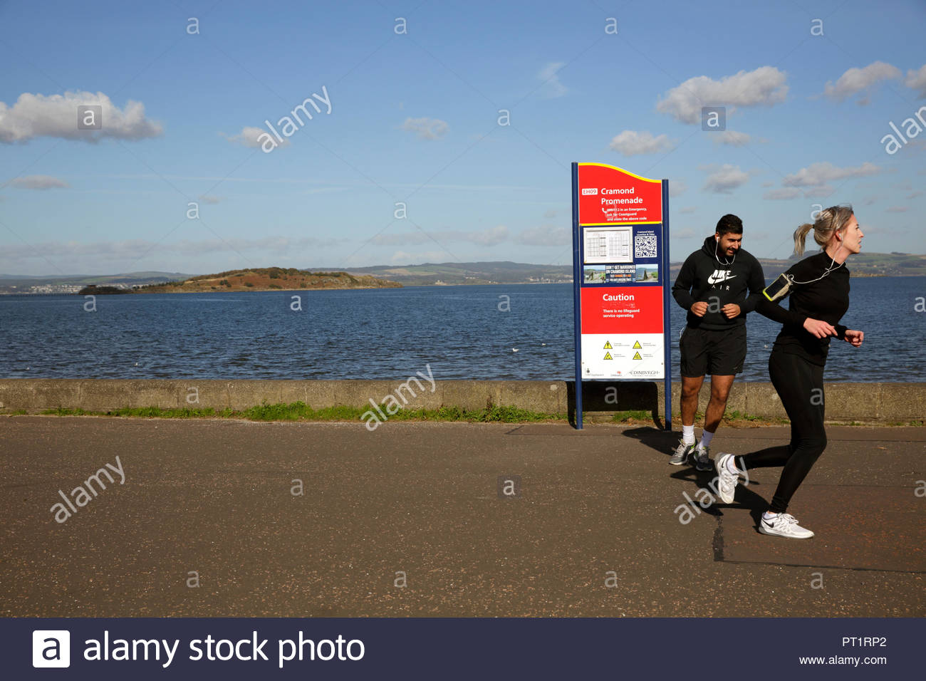 Edinburgh, Royaume-Uni, le 5 octobre 2018. Joggers profitant de la météo ensoleillée avec un ciel bleu à Cramond, Promenade. L'île de Cramond visible. Credit : Craig Brown/Alamy Live News. Banque D'Images