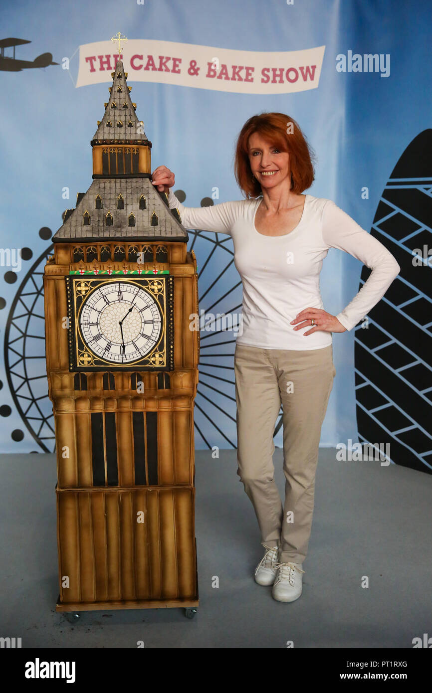 ExCeL London. UK 5 Oct 2018 - Jane Asher pose pour une photographie avec un gâteau de Big Ben. Le gâteau et cuire Show, the UK's biggest baking événement ouvre ses portes à ExCeL London. Credit : Dinendra Haria/Alamy Live News Banque D'Images