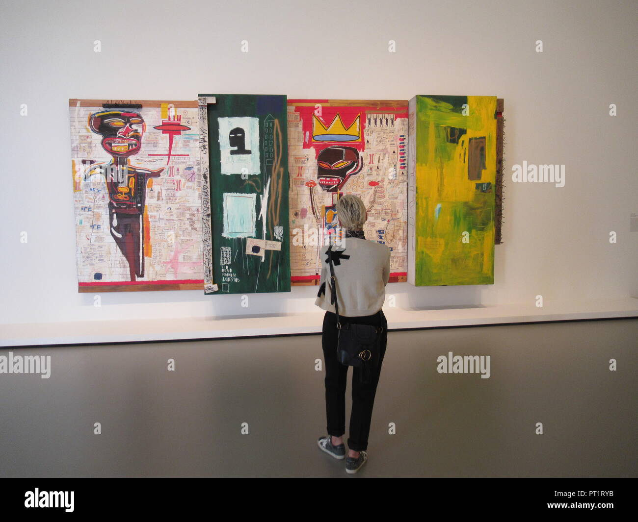 Paris, France. 08Th Oct, 2018. Un visiteur en face de l'ouvrage "Grillo" de  Jean-Michel Basquiat. Credit : Sabine Glaubitz/dpa/Alamy Live News Photo  Stock - Alamy