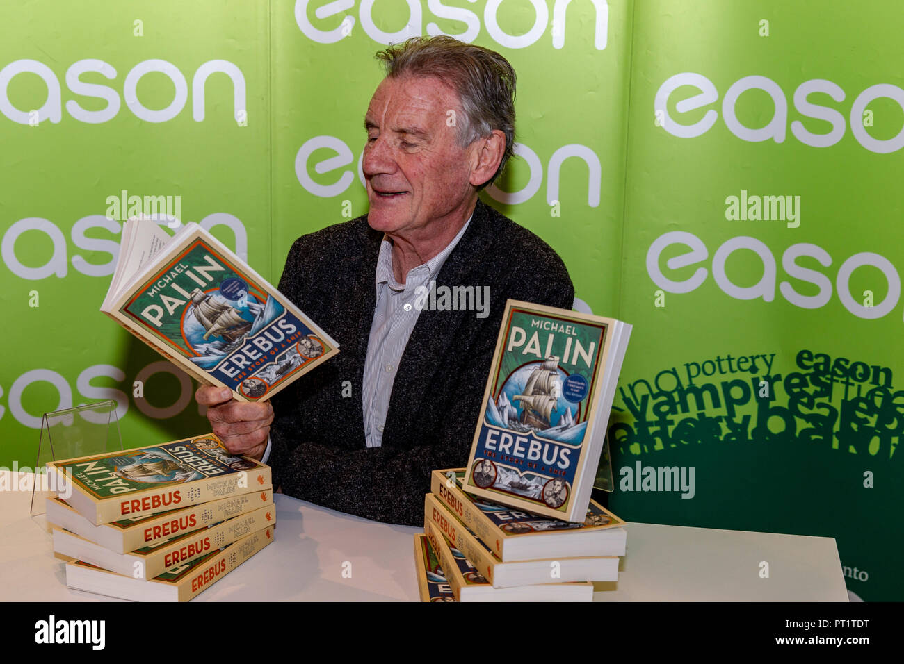 Motifs Book Store, Belfast, Royaume-Uni. 5 octobre 2018. Ancien Monty Python,écrivain, présentatrice TV Michael Palin était à Belfast signature des copies de son nouveau livre Erebus qui couvrent l'histoire du navire et de l'expérience vivante des hommes Banque D'Images