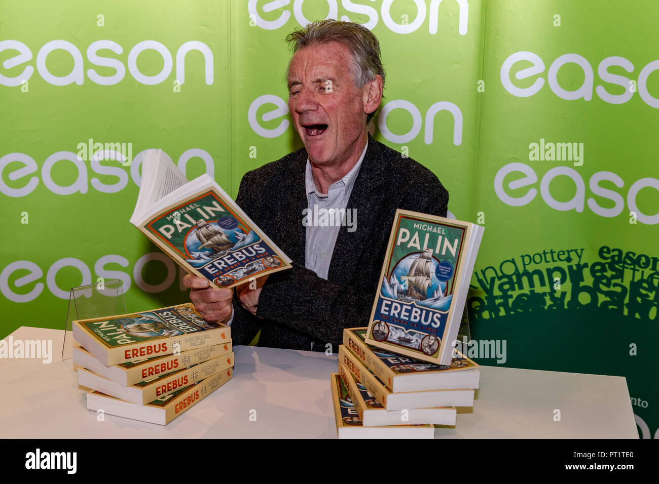 Motifs Book Store, Belfast, Royaume-Uni. 5 octobre 2018. Ancien Monty Python,écrivain, présentatrice TV Michael Palin était à Belfast signature des copies de son nouveau livre Erebus qui couvrent l'histoire du navire et de l'expérience vivante des hommes Banque D'Images