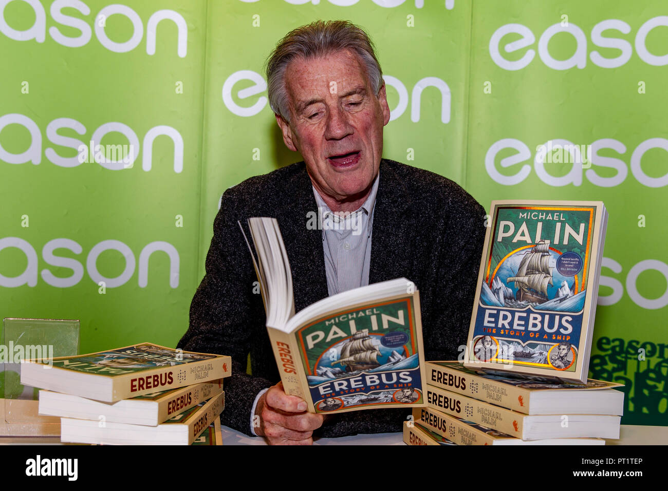 Motifs Book Store, Belfast, Royaume-Uni. 5 octobre 2018. Ancien Monty Python,écrivain, présentatrice TV Michael Palin était à Belfast signature des copies de son nouveau livre Erebus qui couvrent l'histoire du navire et de l'expérience vivante des hommes Banque D'Images