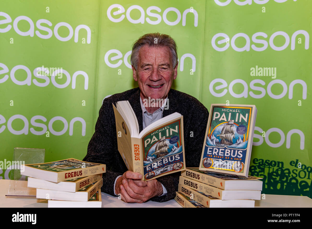 Motifs Book Store, Belfast, Royaume-Uni. 5 octobre 2018. Ancien Monty Python,écrivain, présentatrice TV Michael Palin était à Belfast signature des copies de son nouveau livre Erebus qui couvrent l'histoire du navire et de l'expérience vivante des hommes Banque D'Images