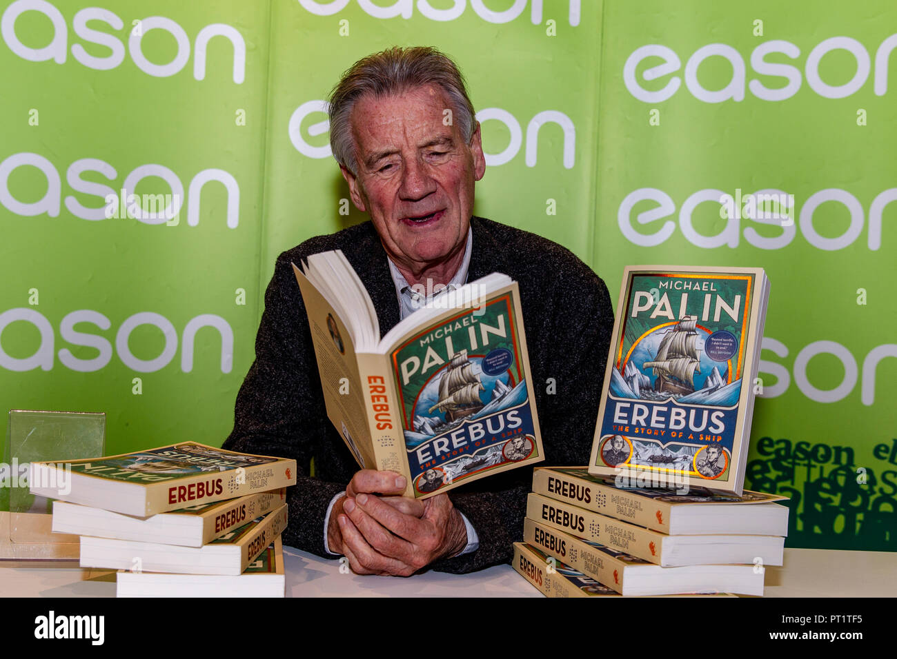 Motifs Book Store, Belfast, Royaume-Uni. 5 octobre 2018. Ancien Monty Python,écrivain, présentatrice TV Michael Palin était à Belfast signature des copies de son nouveau livre Erebus qui couvrent l'histoire du navire et de l'expérience vivante des hommes Banque D'Images