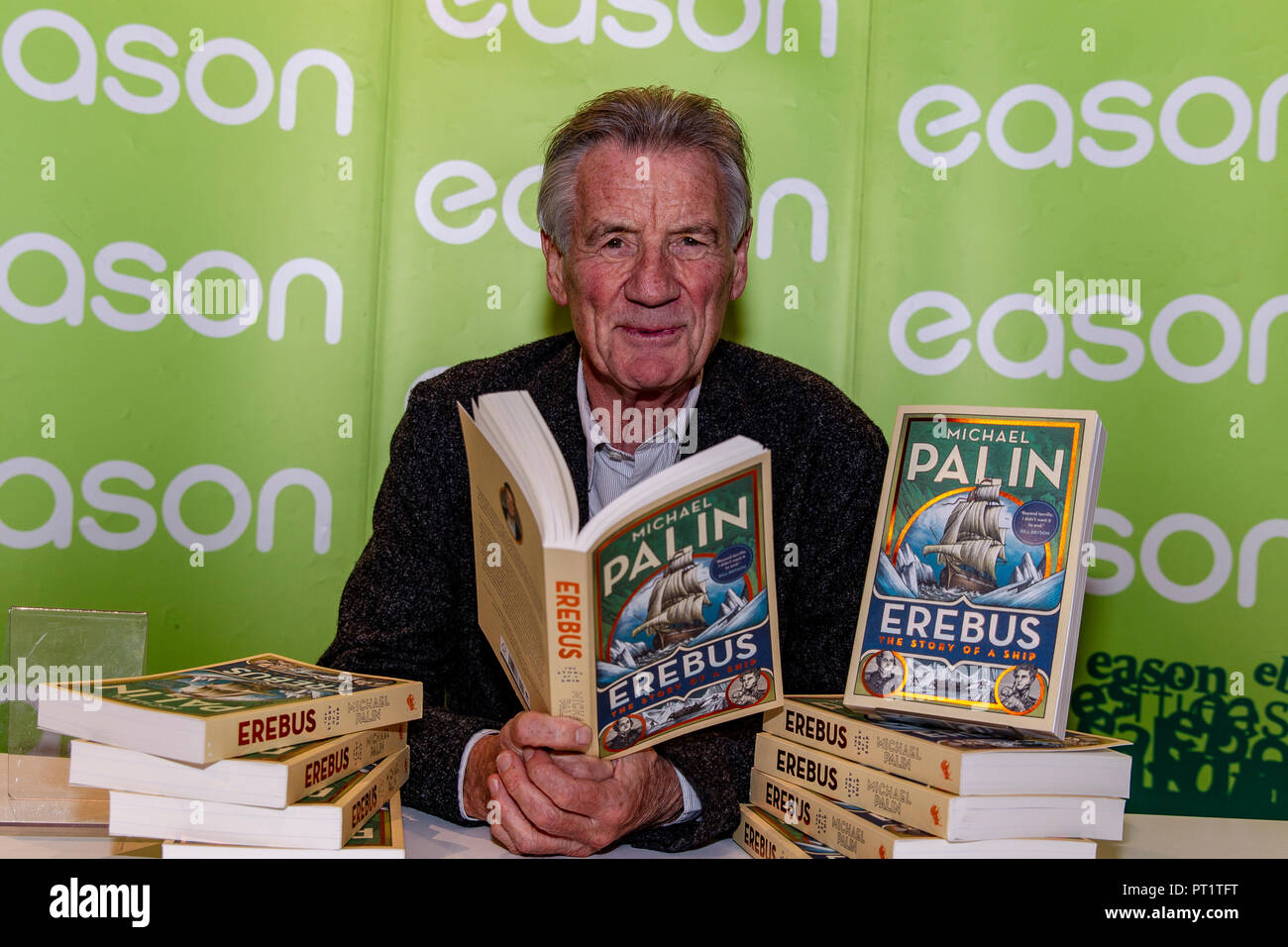 Motifs Book Store, Belfast, Royaume-Uni. 5 octobre 2018. Ancien Monty Python,écrivain, présentatrice TV Michael Palin était à Belfast signature des copies de son nouveau livre Erebus qui couvrent l'histoire du navire et de l'expérience vivante des hommes Banque D'Images