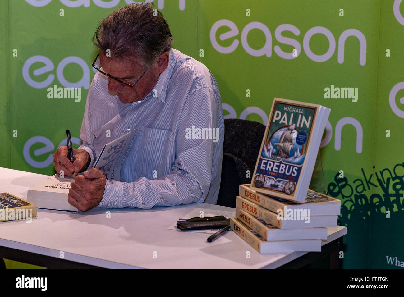 Motifs Book Store, Belfast, Royaume-Uni. 5 octobre 2018. Ancien Monty Python,écrivain, présentatrice TV Michael Palin était à Belfast signature des copies de son nouveau livre Erebus qui couvrent l'histoire du navire et de l'expérience vivante des hommes Banque D'Images