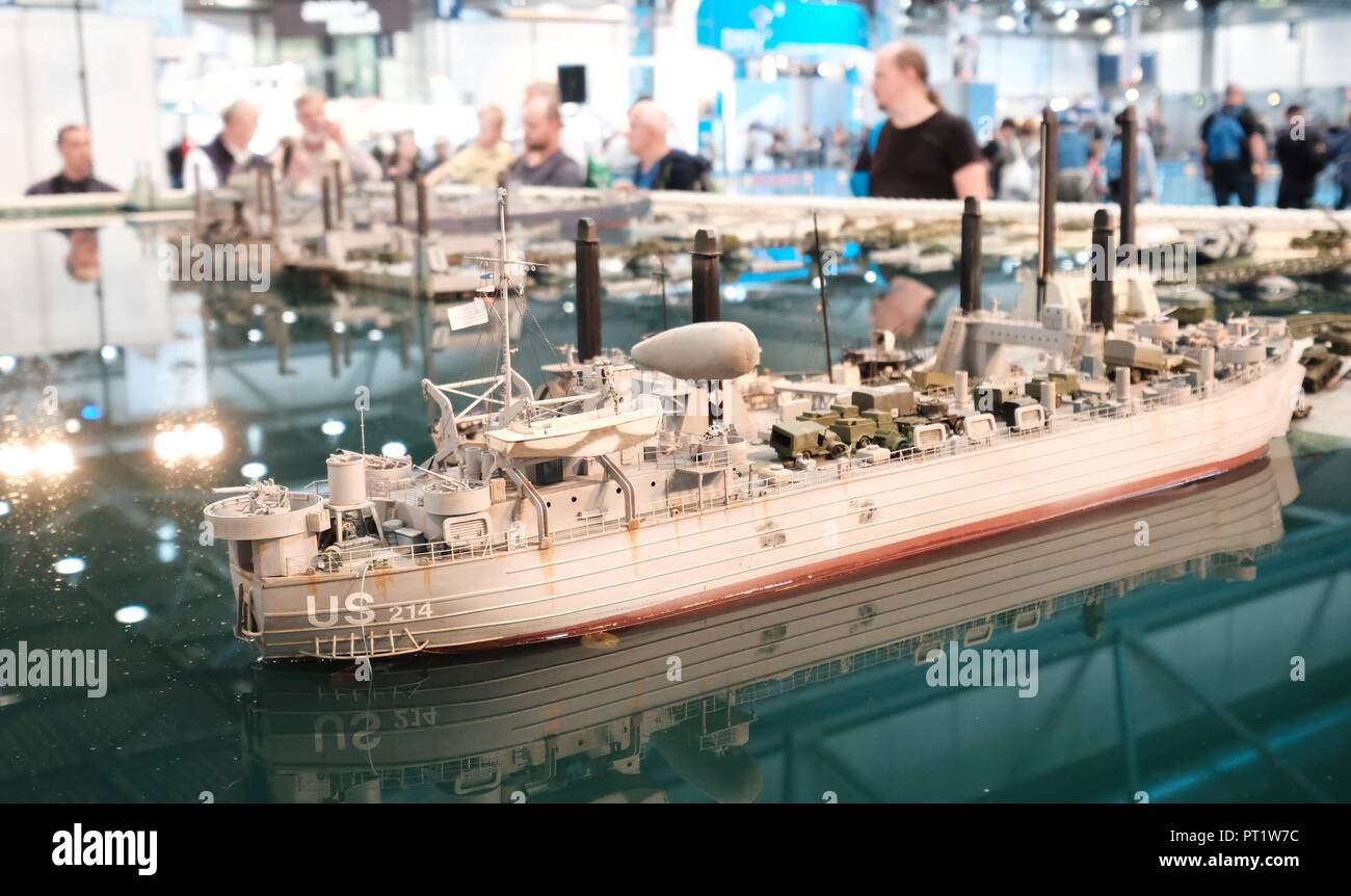 05 octobre 2018, Saxe, Leipzig : Les modèles de navires de guerre américains de la DEUXIÈME GUERRE MONDIALE, flottant dans une salle de la Foire de Leipzig. La juste 'Modell Hobby Spiel' ('Modèle' jeu passe-temps) aura lieu entre le 05 et 07 octobre, où 625 exposants présenteront des nouveautés et des classiques de l'industrie. Photo : Sebastian Willnow/dpa-Zentralbild/ZB Banque D'Images