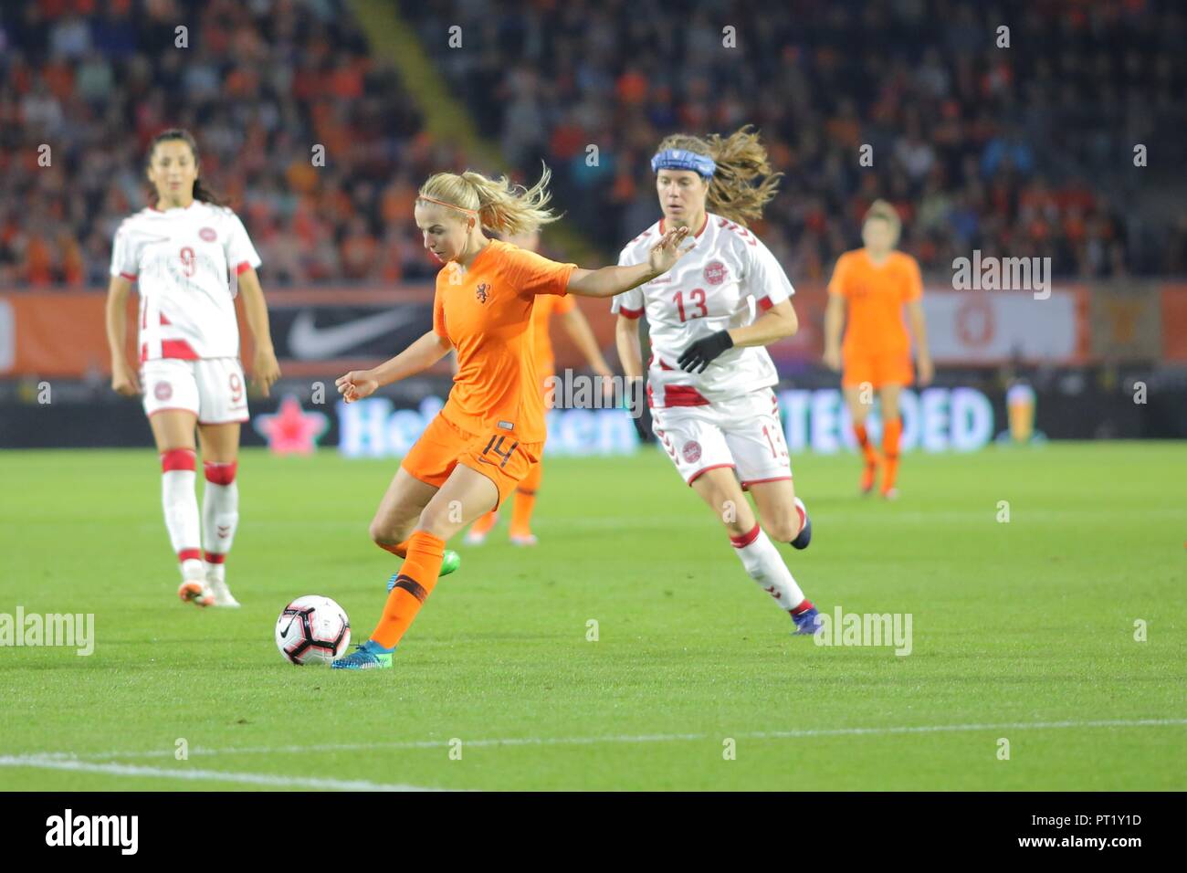 Pays-bas attaquant, Jackie Groenen, s'exécute avec le ballon lors du match contre le Danemark pour la qualification à la coupe du monde de football de femmes, à Breda, 5 octobre 2018. Banque D'Images