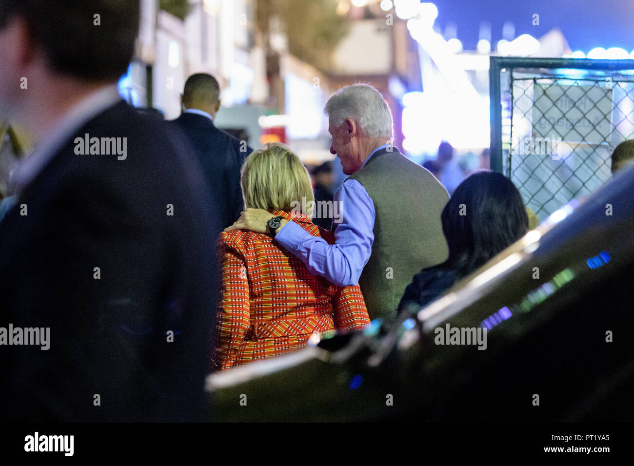 Munich, Bavière. 05Th Oct, 2018. Hillary Clinton, ex-première dame des Etats-Unis d'Amérique, et son mari Bill Clinton, ancien Président des États-Unis, en arrivant à l'Kaefer tente au Oktoberfest. Credit : Matthias Balk/dpa/Alamy Live News Banque D'Images