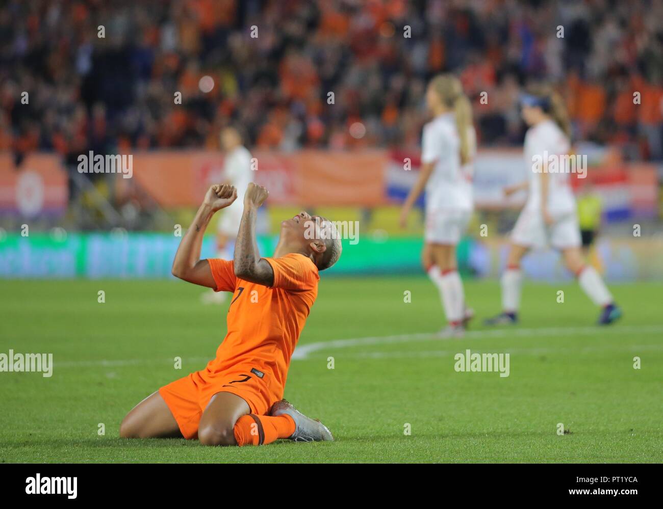 Shanice Nethelands attaquant, van de Sanden, célèbre le but marqué au Danemark pendant le match pour se qualifier pour la coupe du monde de football de femmes, à Breda, 5 octobre 2018. Banque D'Images