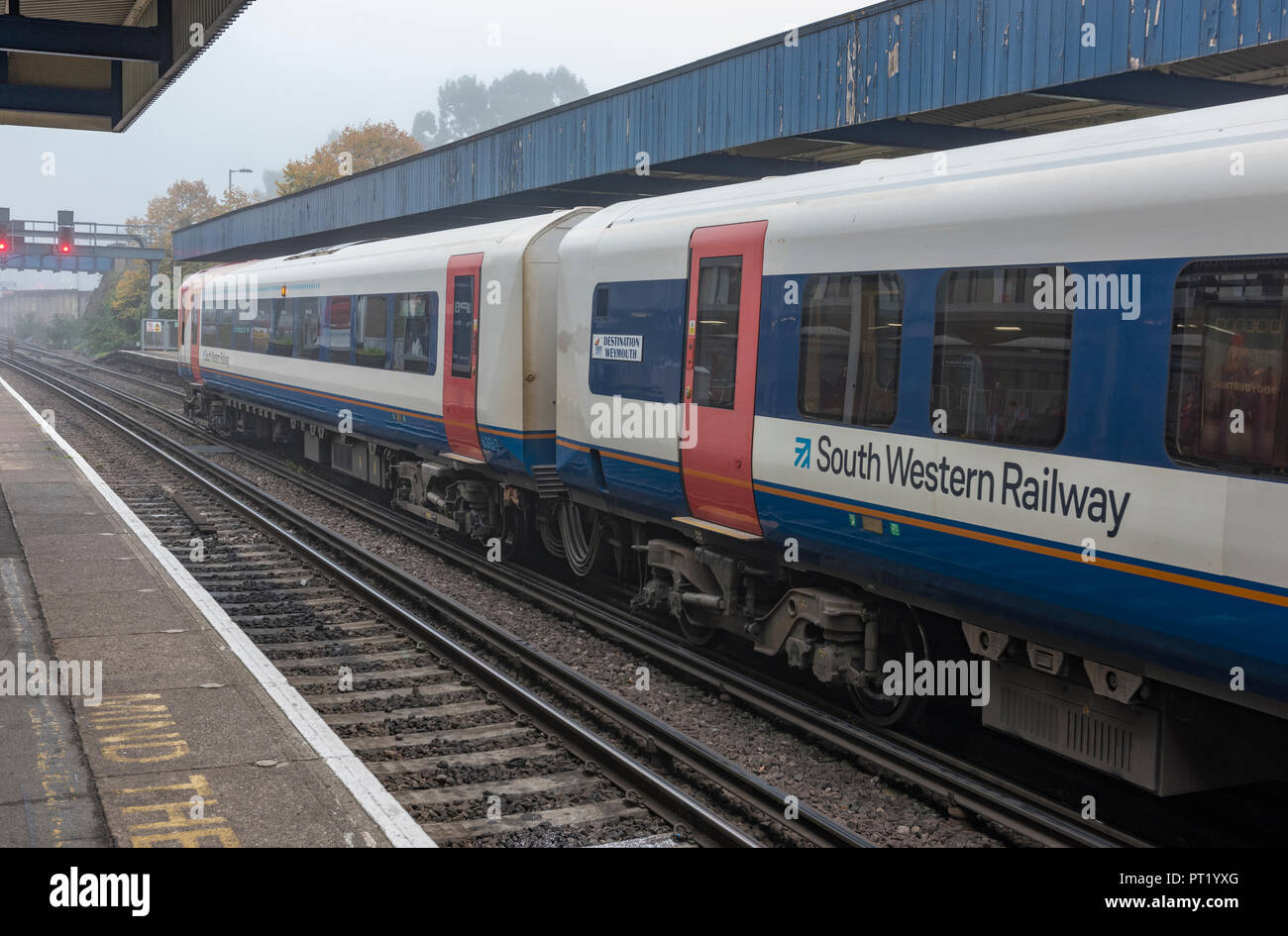 Londres, Royaume-Uni. 5 octobre 2018. Les trains du sud-ouest sur un foggy moring à Southamton gare sur le premier jour de l'action industrielle par des gardes en réaction à l'absence d'accord avec la société d'exploitation sur le rôle futur de protections sur les trains. Traincrew substitution, et les gestionnaires de trains en marche offrant un service très réduit pour les voyageurs et les détenteurs de billets de saison rail navetteurs Londres Waterloo. Crédit : Steve Hawkins Photography/Alamy Live News Banque D'Images