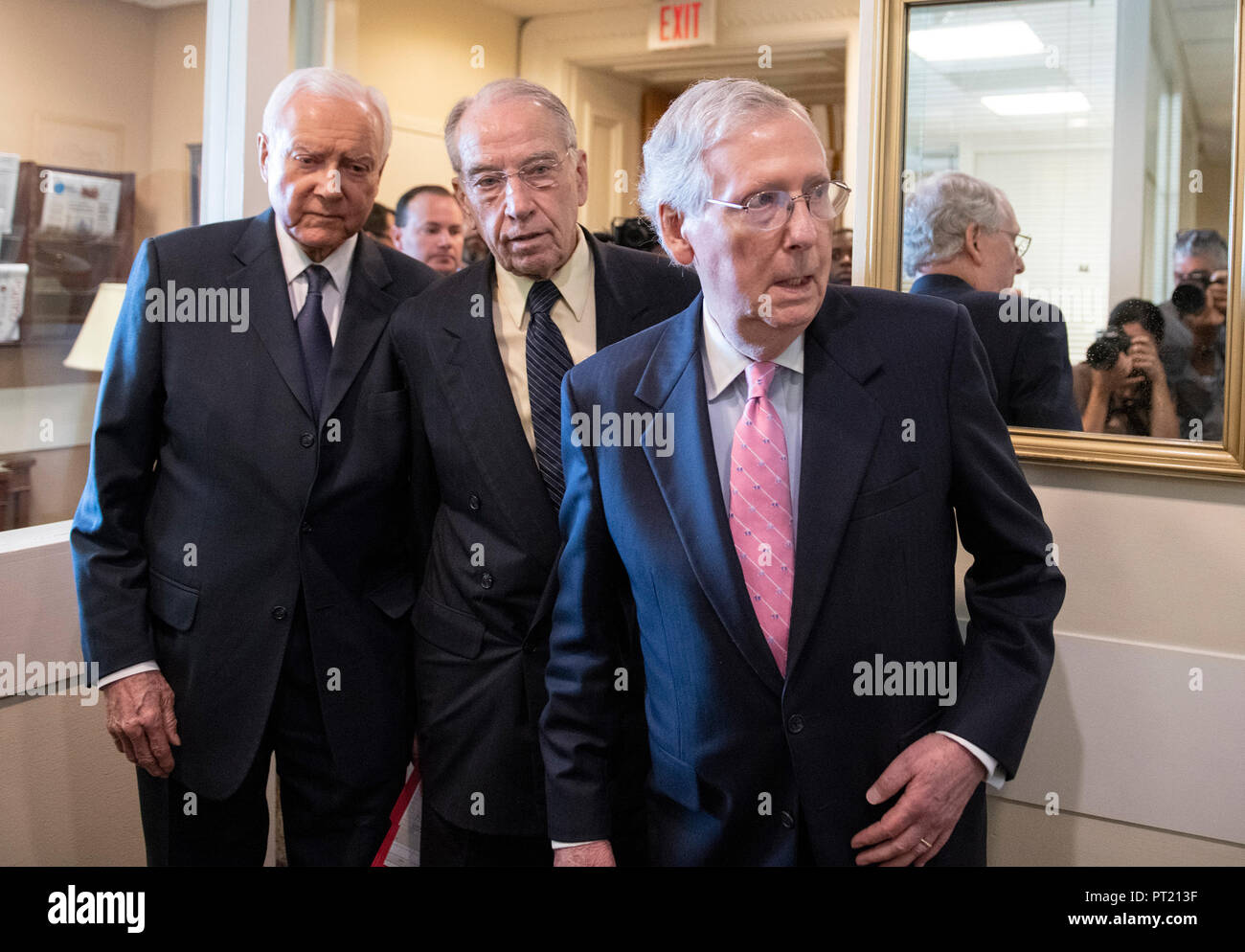 Washington DC, USA. 08Th Oct, 2018. United States Chef de la majorité au Sénat Mitch McConnell (républicain du Kentucky), droite, suivi par le sénateur américain Chuck Grassley (républicain de l'Iowa), centre, et sénateur Orrin Hatch (républicain de l'Utah), gauche, arrive à faire des remarques lors d'une conférence de presse républicaine dans le Capitole à Washington, DC après que les membres du Sénat américain vu le dernier rapport du FBI sur Juge Brett Kavanaugh le Jeudi, Octobre 4, 2018. Le sénateur américain Mike Lee (républicain de l'Utah) est dans l'arrière-plan entre l'Éclosion et Grassley. Credit : Ron Sachs / CNP (restriction : aucune nouvelle Banque D'Images