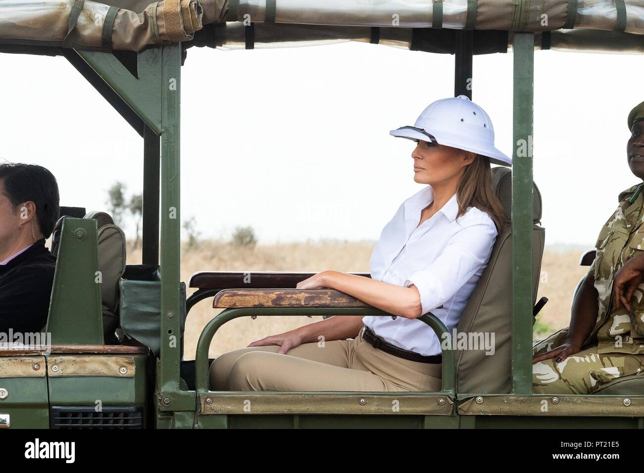 Au Kenya. 05Th Oct, 2018. La première dame des États-Unis Melania Trump  portant un casque colonial blanc alors qu'elle voyage dans une  terre-cruiser lors d'un safari tour du Parc National de Nairobi,