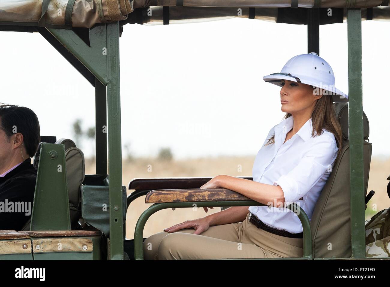 Au Kenya. 05Th Oct, 2018. La première dame des États-Unis Melania Trump  portant un casque colonial blanc voyages dans une terre-cruiser lors d'un  safari tour du Parc National de Nairobi, le 5