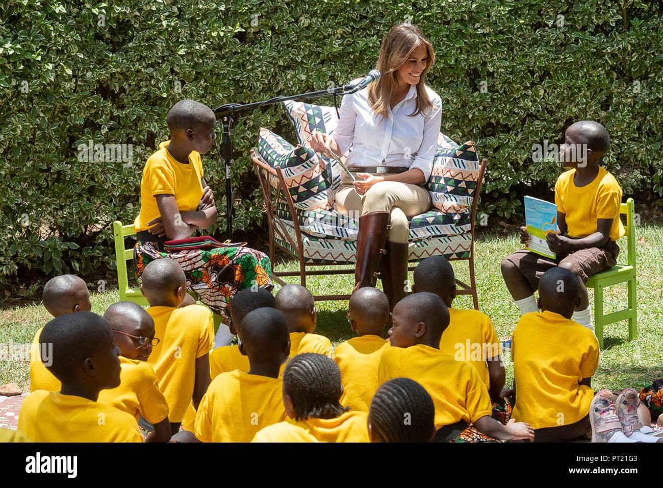 Au Kenya. 05Th Oct, 2018. La première dame des États-Unis Melania Trump sourire alors qu'elle lit aux enfants de l'école au nid : la maison d'enfants le 5 octobre 2018à Limuru, au Kenya. La première dame sur son premier disque solo voyage international a été critiqué pour le port du casque colonial, longtemps un symbole de l'ouest en Afrique. colonialistes Credit : Planetpix/Alamy Live News Banque D'Images