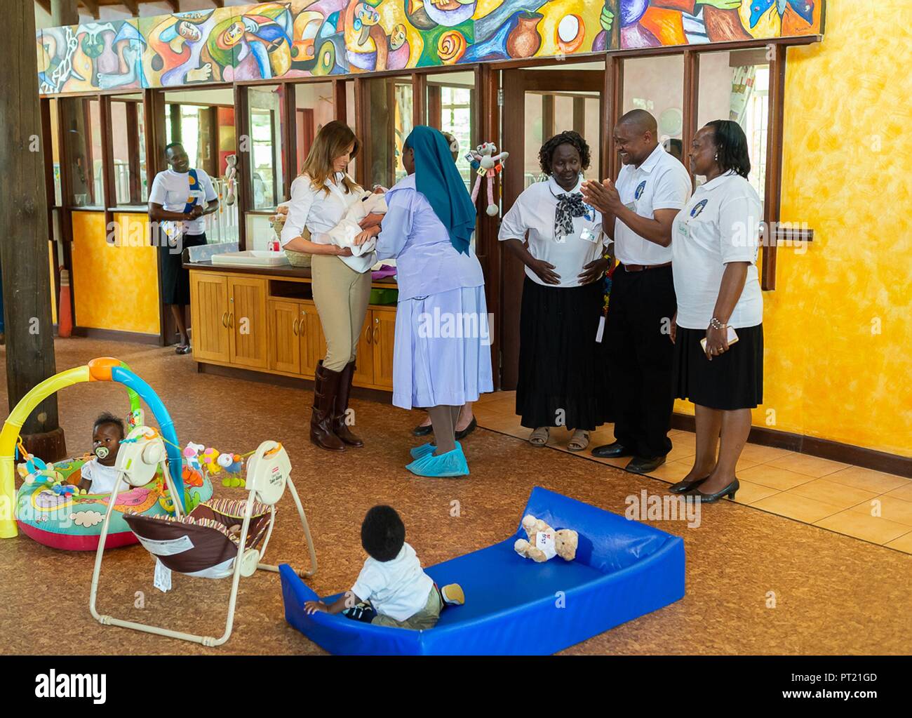 Au Kenya. 05Th Oct, 2018. La première dame des États-Unis Melania Trump est titulaire d'un petit enfant au nid : la maison d'enfants le 5 octobre 2018à Limuru, au Kenya. La première dame sur son premier disque solo voyage international a été critiqué pour le port du casque colonial, longtemps un symbole de l'ouest en Afrique. colonialistes Credit : Planetpix/Alamy Live News Banque D'Images
