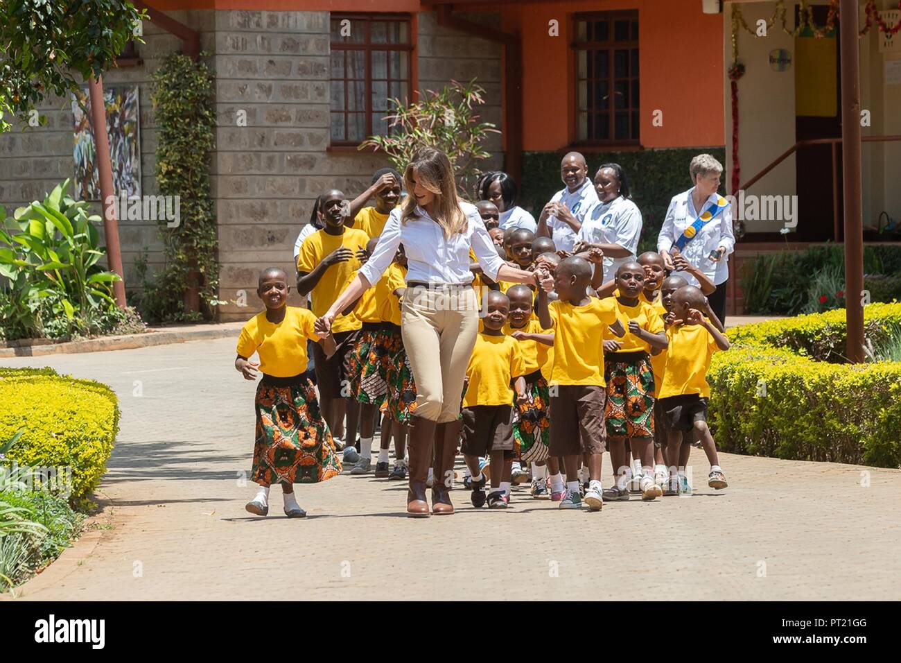 Au Kenya. 05Th Oct, 2018. La première dame des États-Unis Melania Trump promenades avec les enfants de l'école de chant au cours de sa visite au nid : la maison d'enfants le 5 octobre 2018à Limuru, au Kenya. La première dame sur son premier disque solo voyage international a été critiqué pour le port du casque colonial, longtemps un symbole de l'ouest en Afrique. colonialistes Credit : Planetpix/Alamy Live News Banque D'Images