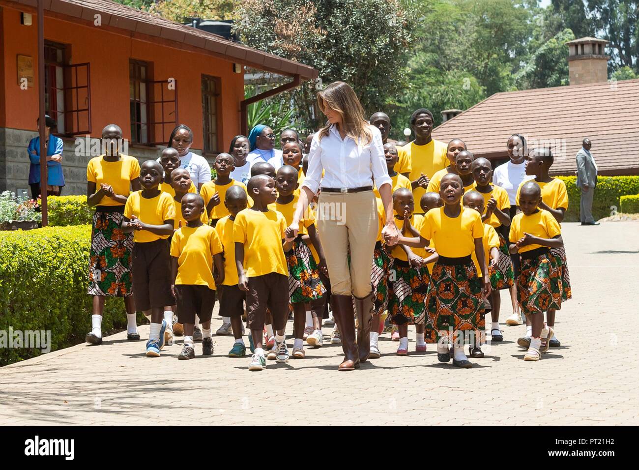 Au Kenya. 05Th Oct, 2018. La première dame des États-Unis Melania Trump  promenades avec les enfants de l'école de chant au cours de sa visite au  nid : la maison d'enfants le