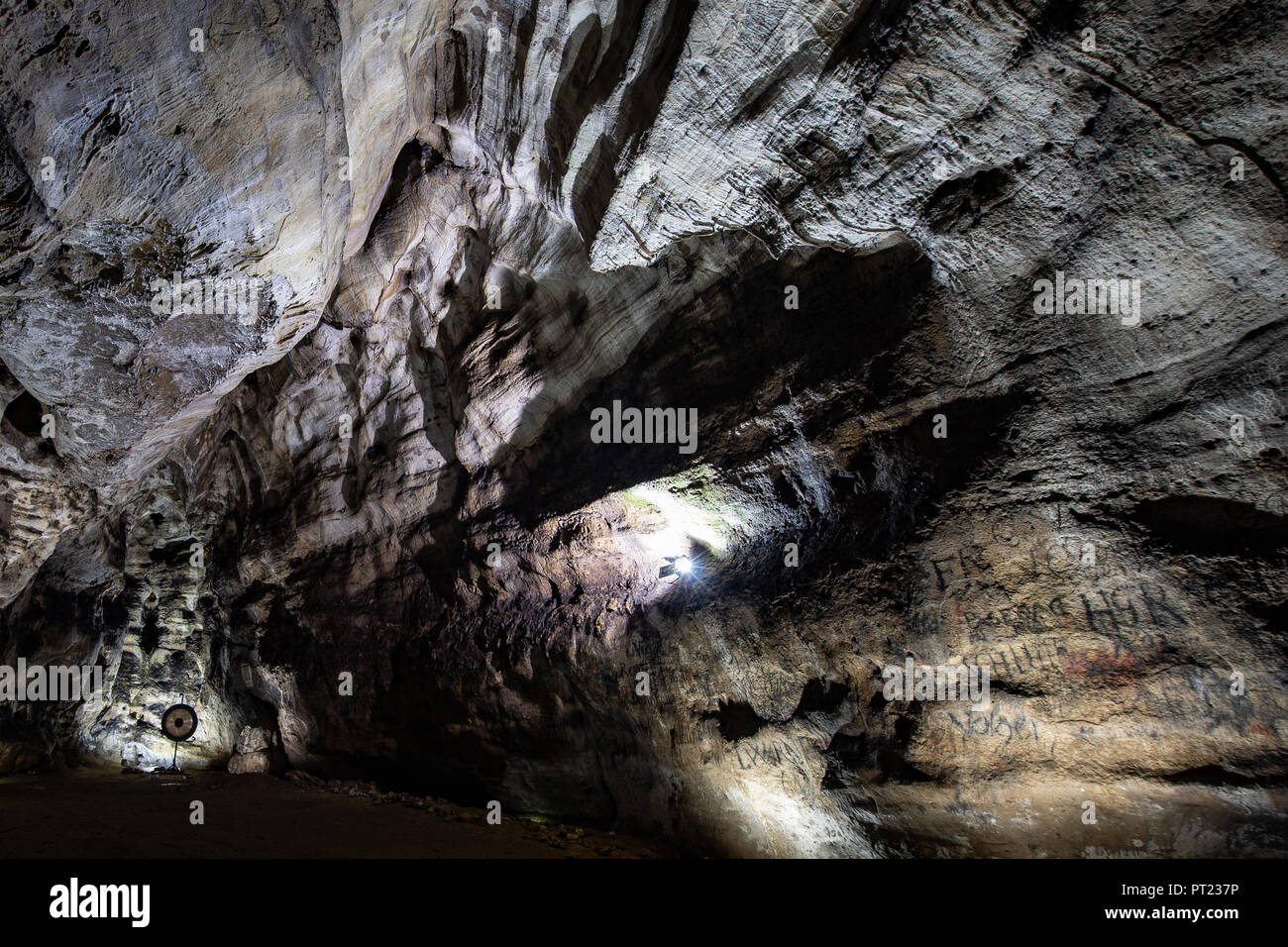 Herzberg, Basse-Saxe. 05Th Oct, 2018. Vue de la licorne grotte dans les montagnes du Harz. La grotte est la plus grande grotte des visiteurs dans la partie ouest du Harz. Le spécial : un trou dans le plafond de la grotte - la grotte bleue - permet à l'humidité en hausse de 90 pour cent à s'évaporer. Cette évaporation refroidissement vous permet de replonger le thermomètre - à un des 5 degrés. Credit : Swen Pförtner/dpa/Alamy Live News Banque D'Images