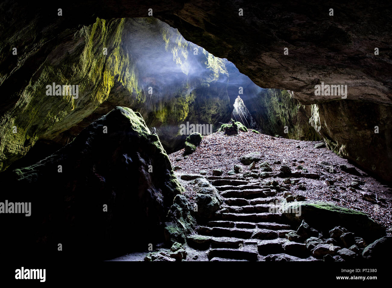 Herzberg, Basse-Saxe. 05Th Oct, 2018. Vue de la Grotte Bleue dans la grotte de licorne dans les montagnes du Harz. La grotte est la plus grande grotte des visiteurs dans la partie ouest du Harz. Le spécial : un trou dans le plafond de la grotte - la grotte bleue - permet à l'humidité en hausse de 90 pour cent à s'évaporer. Cette évaporation refroidissement vous permet de replonger le thermomètre - à un des 5 degrés. Credit : Swen Pförtner/dpa/Alamy Live News Banque D'Images