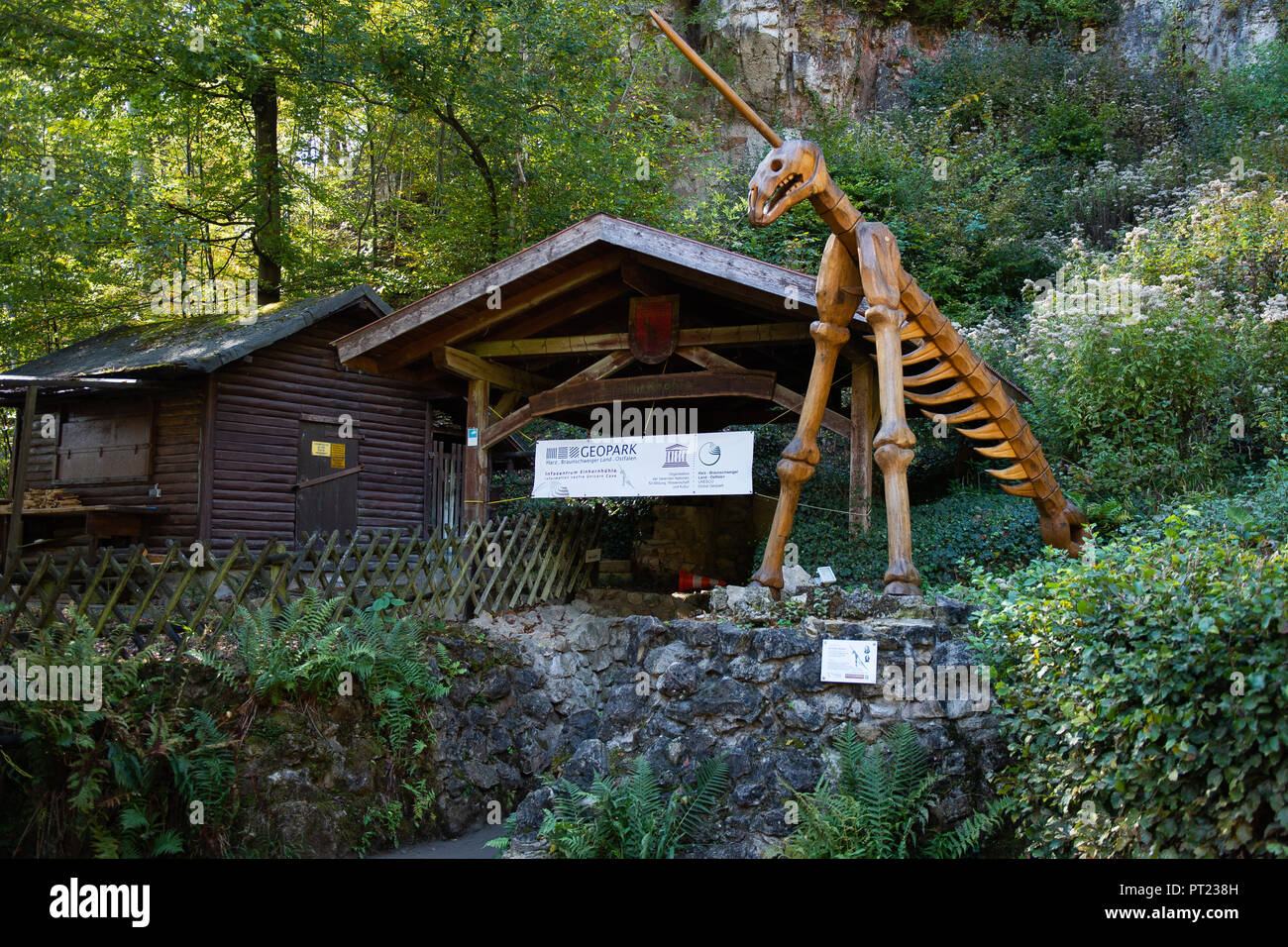 Herzberg, Basse-Saxe. 05Th Oct, 2018. L'entrée de la grotte de licorne dans les montagnes du Harz. La grotte est la plus grande grotte des visiteurs dans la partie ouest du Harz. Le spécial : un trou dans le plafond de la grotte - la grotte bleue - permet à l'humidité en hausse de 90 pour cent à s'évaporer. Cette évaporation refroidissement vous permet de replonger le thermomètre - à un des 5 degrés. Credit : Swen Pförtner/dpa/Alamy Live News Banque D'Images