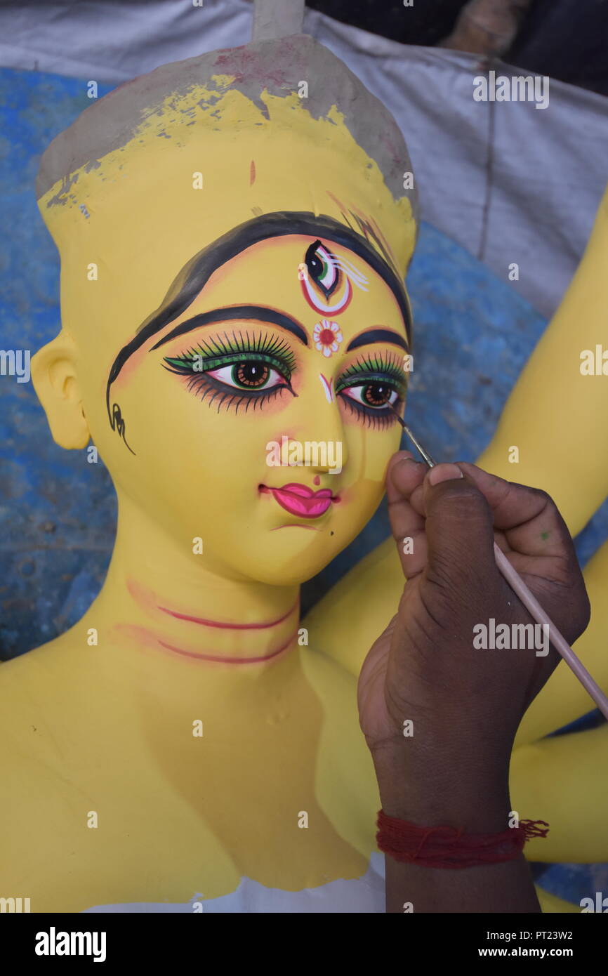 Kolkata, Inde. 6 octobre, 2018. La Déesse Durga idole traditionnel est préparé à Bataitala ville de Howrah pour le prochain la plus grande fête hindoue Durga Puja, au Bengale occidental, en Inde. Credit : Biswarup Ganguly/Alamy Live News Banque D'Images