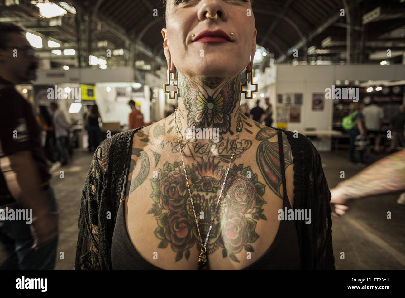Tatouage Torse Femme Barcelone, Catalogne, Espagne. 5Th Oct, 2018. Femme montre son torse tatoué  tatouage au cours du 21e et la culture urbaine Expo à Barcelone. Credit :  Celestino Arce Lavin/ZUMA/Alamy Fil Live News Photo