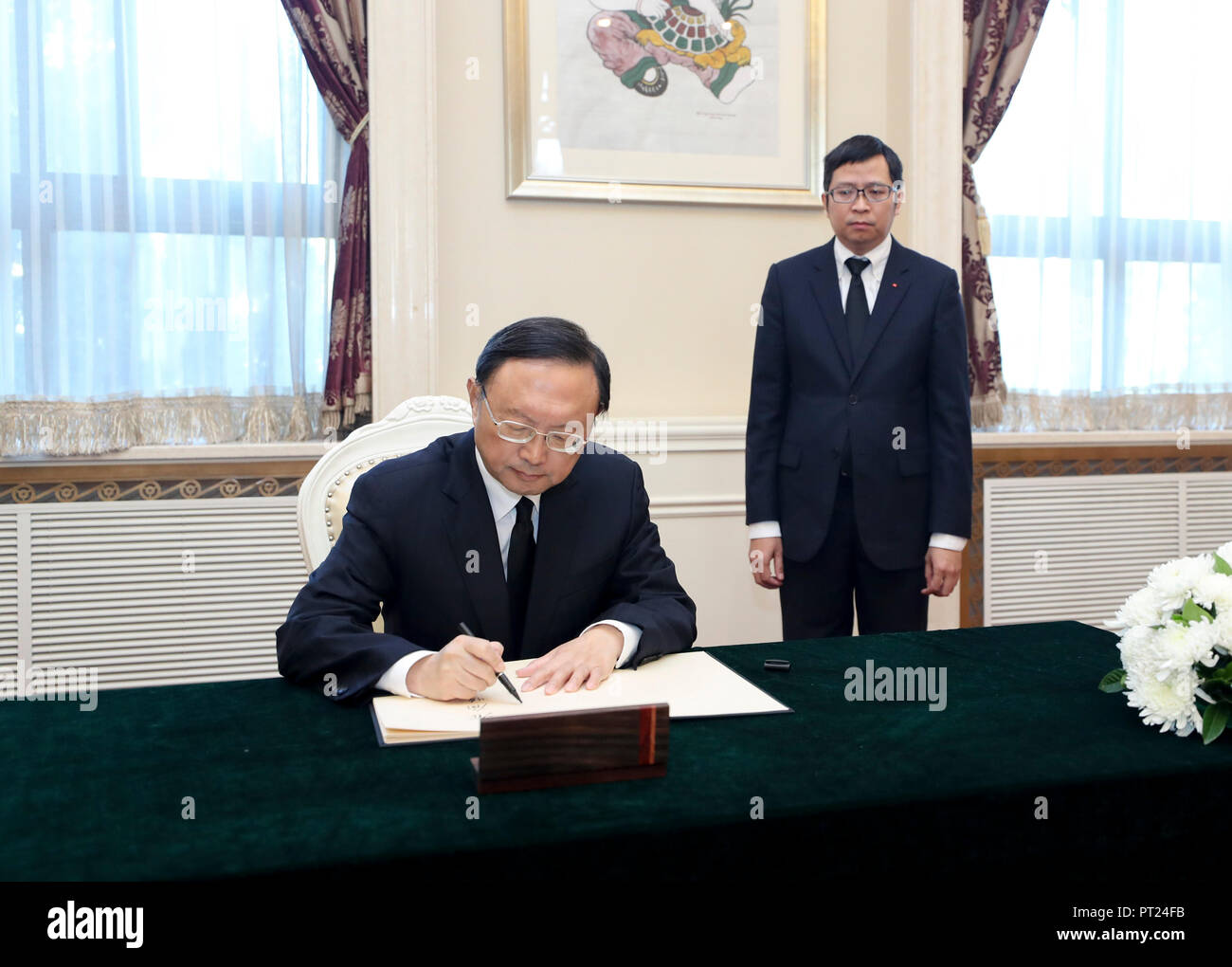 Beijing, Chine. 6 Oct, 2018. Yang Jiechi, membre du Bureau politique du Comité central du Parti communiste chinois (PCC) et directeur du Bureau de la Commission des affaires étrangères du Comité central du PCC, signe le livre de condoléances qu'il a pleuré la disparition de n'Muoi, ancien secrétaire général du Comité central du Parti Communiste du Vietnam, à l'Ambassade vietnamienne à Beijing, capitale de Chine, le 6 octobre 2018. Credit : Ding Haitao/Xinhua/Alamy Live News Banque D'Images