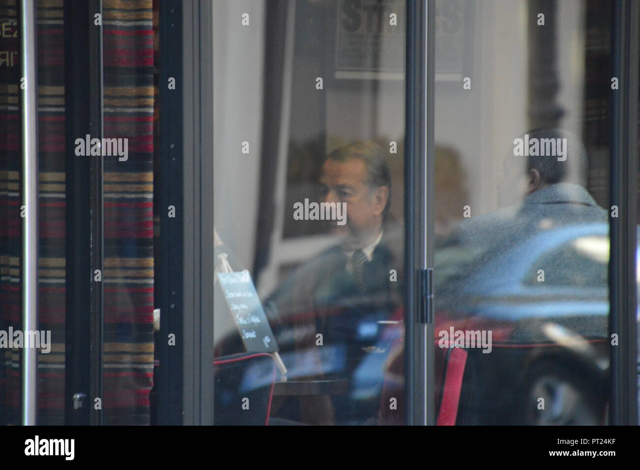 Paris, France. 06 Oct, 2018. Paul Loup SULITZER repéré dans le Bar des théâtres, Paris, France. Cérémonie d'obsèques et d'hommage pour le chanteur français Charles Aznavour. L'église arménienne de Paris, église Saint Jean-Baptiste. 6 OCTOBRE 2018 . 10h ALPHACIT NEWIM / Alamy Live News Crédit : Alphacit NEWIM/Alamy Live News Banque D'Images