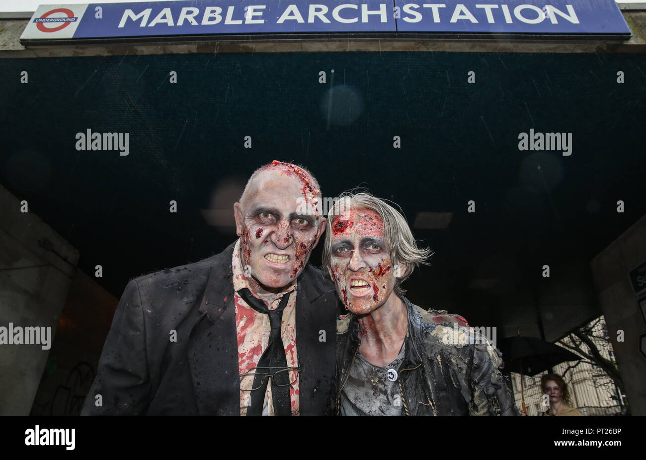 Londres, Royaume-Uni. 6 octobre 2018. Ne pas être dupé par cet effrayant à monstres ,au-dessous de tous les d'eux est un cœur d'or, le monde Zombie day revient à Londres pour aider à augmenter l'argent et de sensibilisation pour la prévention de la faim et l'itinérance, ils le font en recueillant de l'argent pour l'abri de la tempête ,London's seulement libre pour sans-abri dans le nord de Londres que s'efforcer de travailler à atténuer cette questions.@Paul Quezada-Neiman/Alamy Live News Banque D'Images