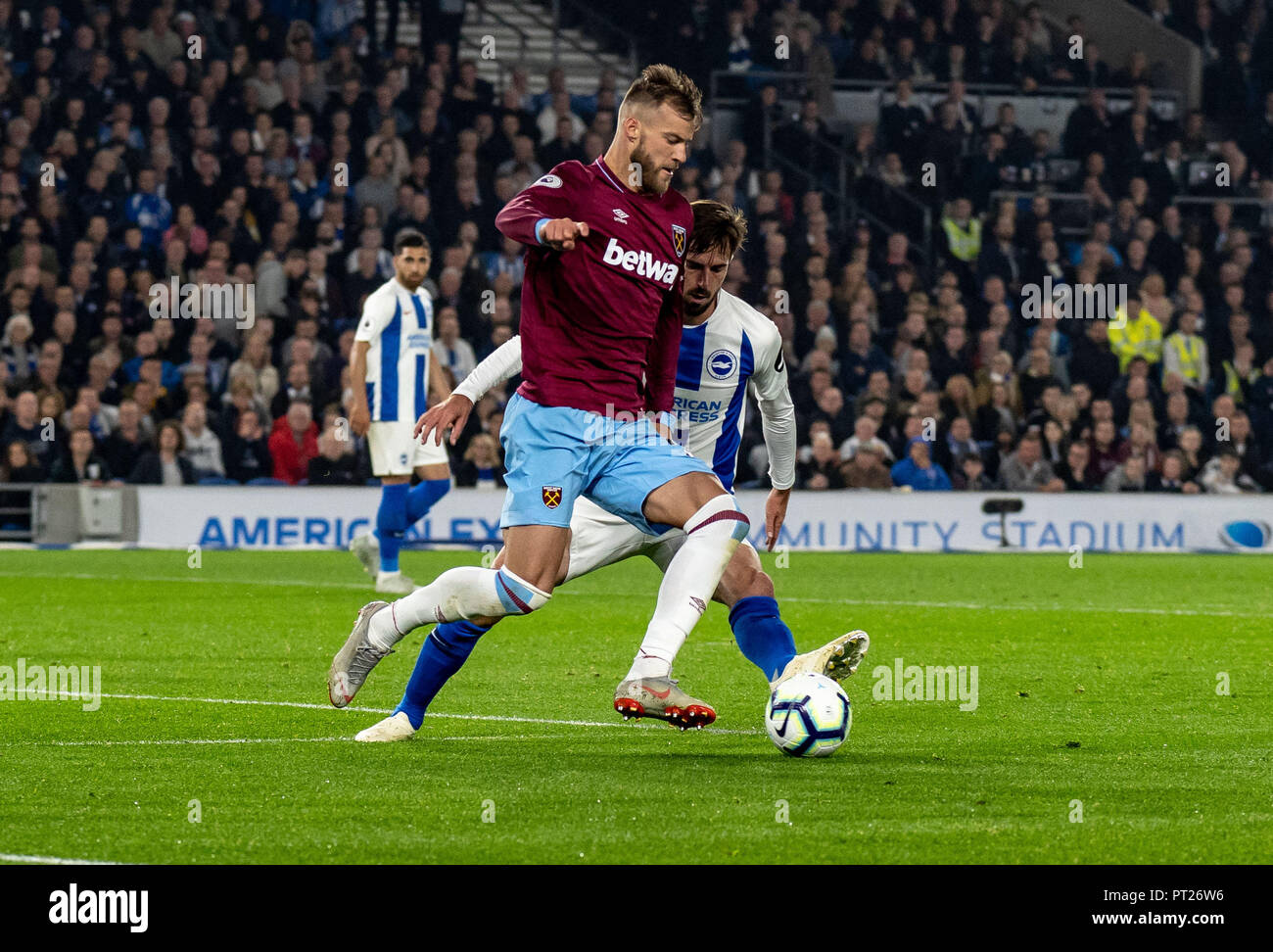 Brighton, UK. 05Th Oct, 2018. Andriy Yarmolenko de West Ham United et Davy Propper de Brighton et Hove Albion au cours de la Premier League match entre Brighton et Hove Albion et West Ham United au stade AMEX, Brighton et Hove, Angleterre le 5 octobre 2018. Photo par Liam McAvoy. Credit : UK Sports Photos Ltd/Alamy Live News Banque D'Images