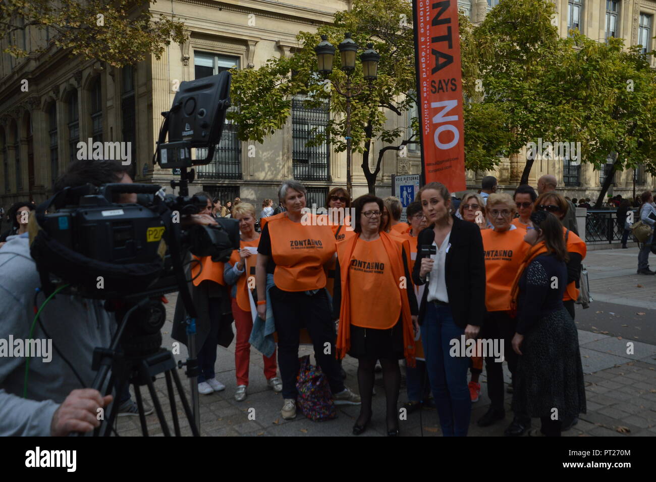 Palais de Justice de Paris, France. 6 octobre 2018. L'actrice française Muriel Robin organise avec le soutien d'autres personnalités comme le maire de Paris Anne Hidalgo, l'administrateur Madame Clémentine Autain, une protestation contre la violence contre les femmes. Palais de Justice de Paris. 14h. 6 octobre 2018 ALPHACIT NEWIM / Alamy Live News Banque D'Images