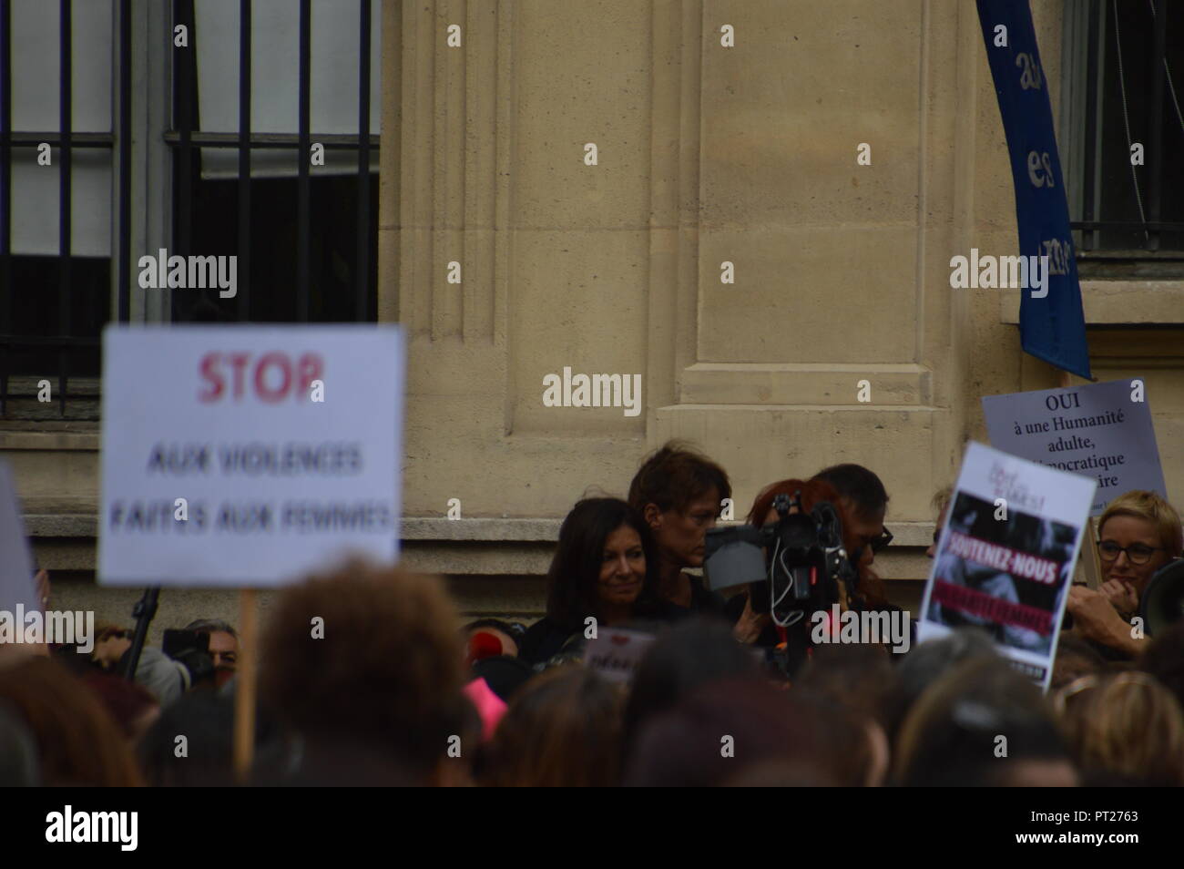 Palais de Justice de Paris, France. 6 octobre 2018. L'actrice française Muriel Robin organise avec le soutien d'autres personnalités comme le maire de Paris Anne Hidalgo, l'administrateur Madame Clémentine Autain, une protestation contre la violence contre les femmes. Palais de Justice de Paris. 14h. 6 octobre 2018 ALPHACIT NEWIM / Alamy Live News Banque D'Images