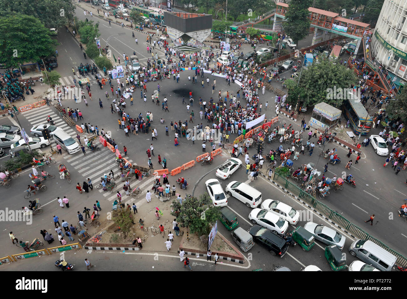 Dhaka, Bangladesh - Octobre 06, 2018 des combattants de la liberté du Bangladesh : les manifestants exigeant la réintégration des combattants de la liberté" quota de 30 % de la classe-I et de classe II les emplois gouvernementaux continuent leur manifestation dans la ville Shahbagh intersection. Credit : SK Hasan Ali/Alamy Live News Banque D'Images