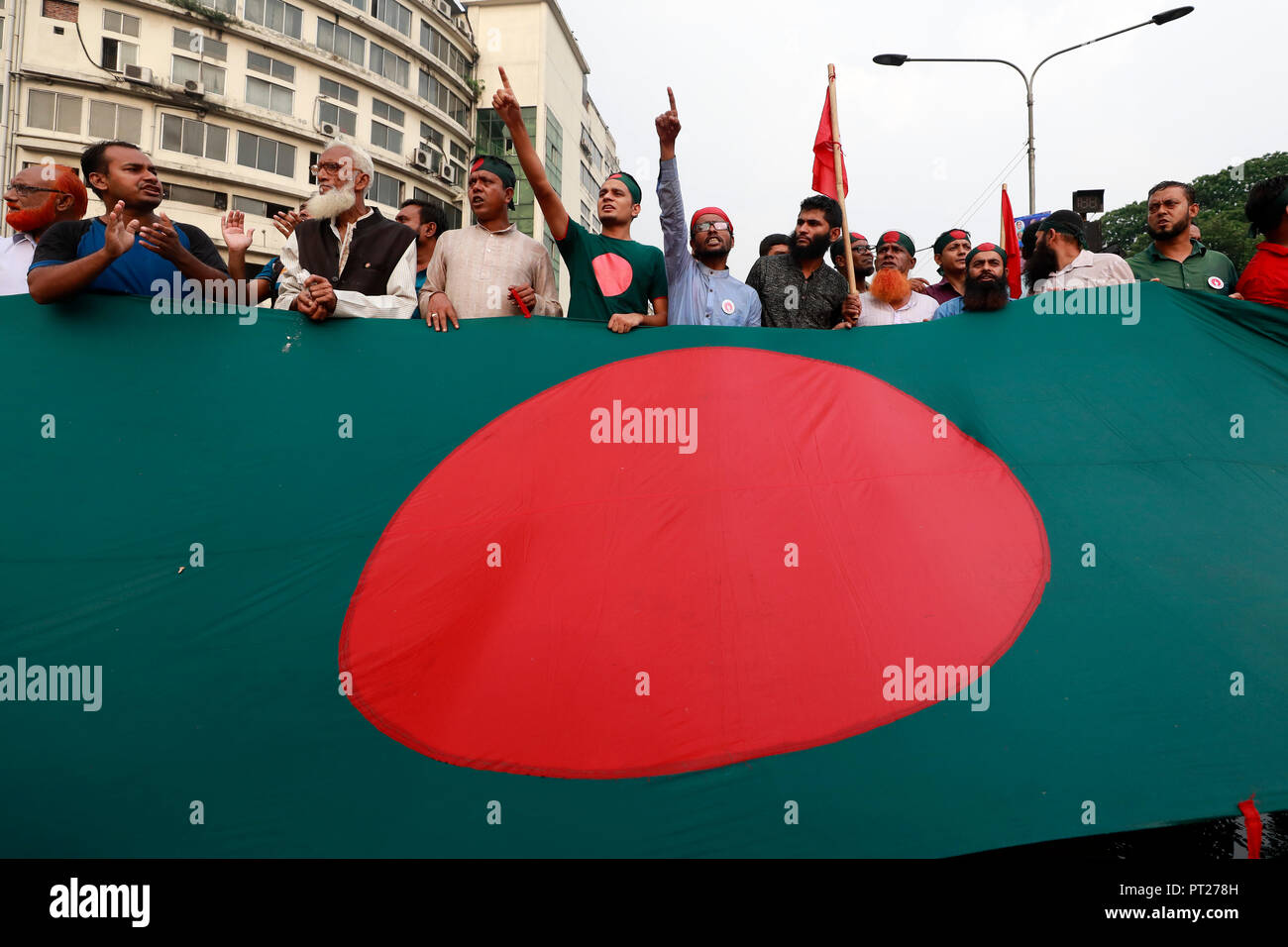 Dhaka, Bangladesh - Octobre 06, 2018 des combattants de la liberté du Bangladesh : les manifestants exigeant la réintégration des combattants de la liberté" quota de 30 % de la classe-I et de classe II les emplois gouvernementaux continuent leur manifestation dans la ville Shahbagh intersection. Credit : SK Hasan Ali/Alamy Live News Banque D'Images