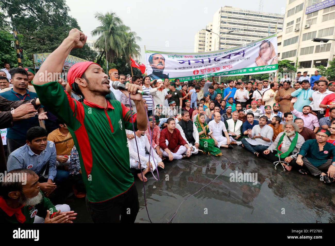 Dhaka, Bangladesh - Octobre 06, 2018 des combattants de la liberté du Bangladesh : les manifestants exigeant la réintégration des combattants de la liberté" quota de 30 % de la classe-I et de classe II les emplois gouvernementaux continuent leur manifestation dans la ville Shahbagh intersection. Credit : SK Hasan Ali/Alamy Live News Banque D'Images