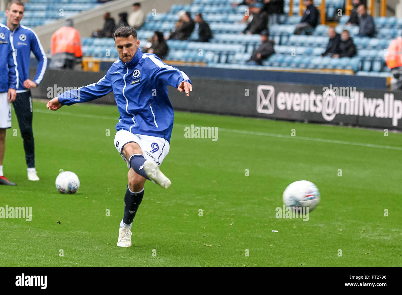 Londres, Royaume-Uni. 6 octobre 2018. Lee Gregory de Millwall se réchauffe au cours de l'EFL Sky Bet match de championnat entre Millwall et Aston Villa au Den, Londres, Angleterre le 6 octobre 2018. Photo de Ken d'Étincelles. Usage éditorial uniquement, licence requise pour un usage commercial. Aucune utilisation de pari, de jeux ou d'un seul club/ligue/dvd publications. Credit : UK Sports Photos Ltd/Alamy Live News Banque D'Images