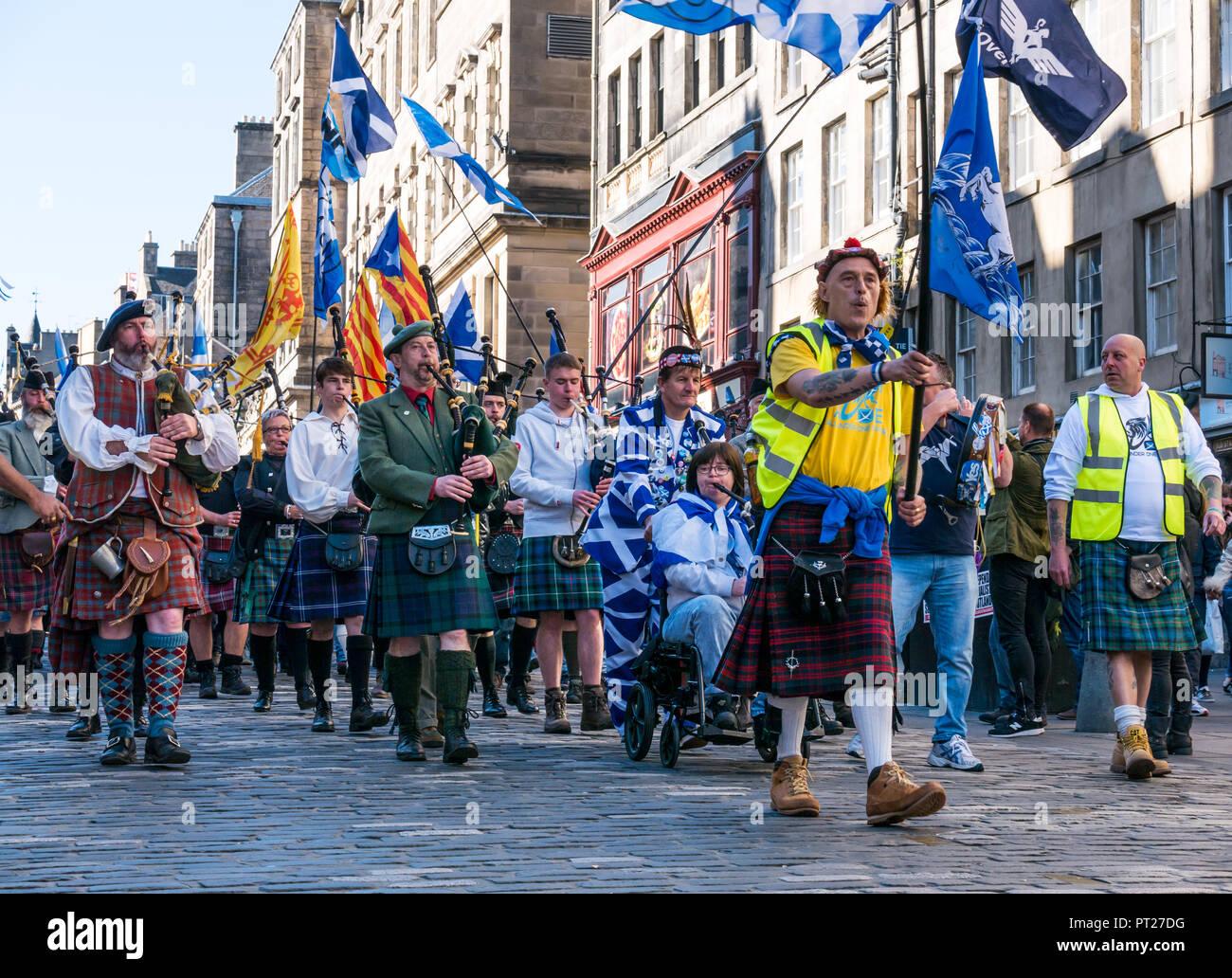 Holyrood, Édimbourg, Écosse, Royaume-Uni, 6 octobre 2018. Tous sous une même bannière (AUOB écossais) et Mars Rassemblement pour l'indépendance, avec des partisans de marche de Princes Street Gardens au parlement écossais à Holyrood. AOUB est un pro-indépendance pour la campagne, dont le cœur de but est de mars à intervalles réguliers jusqu'à l'Écosse obtient l'indépendance. L'organisateur mars dirigée par Gary J Kelly dans un vous voir Jimmy hat Banque D'Images