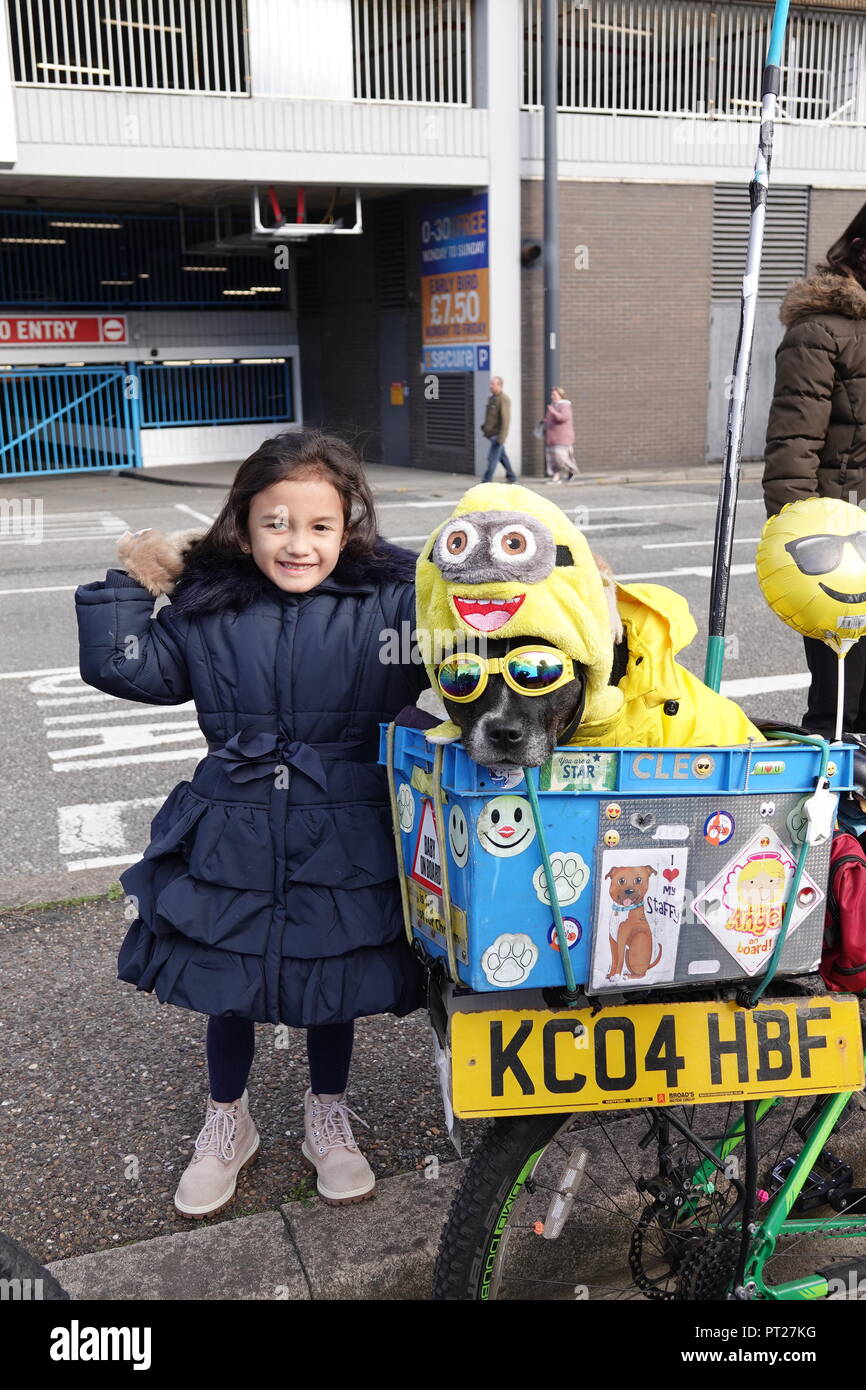 Liverpool, Royaume-Uni. 6 octobre 2018. Jour 2 de la Royal de Luxe spectaculaire géant, une petite fille rencontre Cleo le chien alors qu'elle attend de voir les géants. Credit : Ken Biggs/Alamy Live News. Banque D'Images