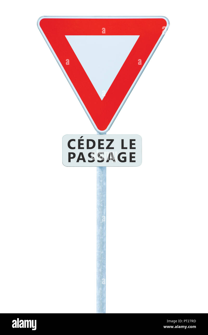 Rendement moyen donner cédez le passage français road sign, France, isolé, blanc gros plan macro verticale triangle signalisation cadre rouge avertissement réglementaire Banque D'Images