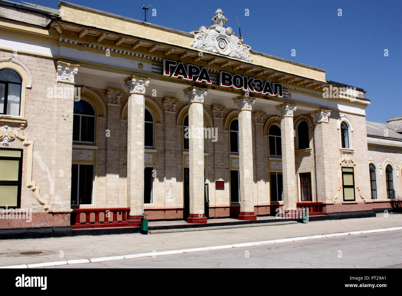 La façade de la gare dans Bendereh Transdniestr, Banque D'Images