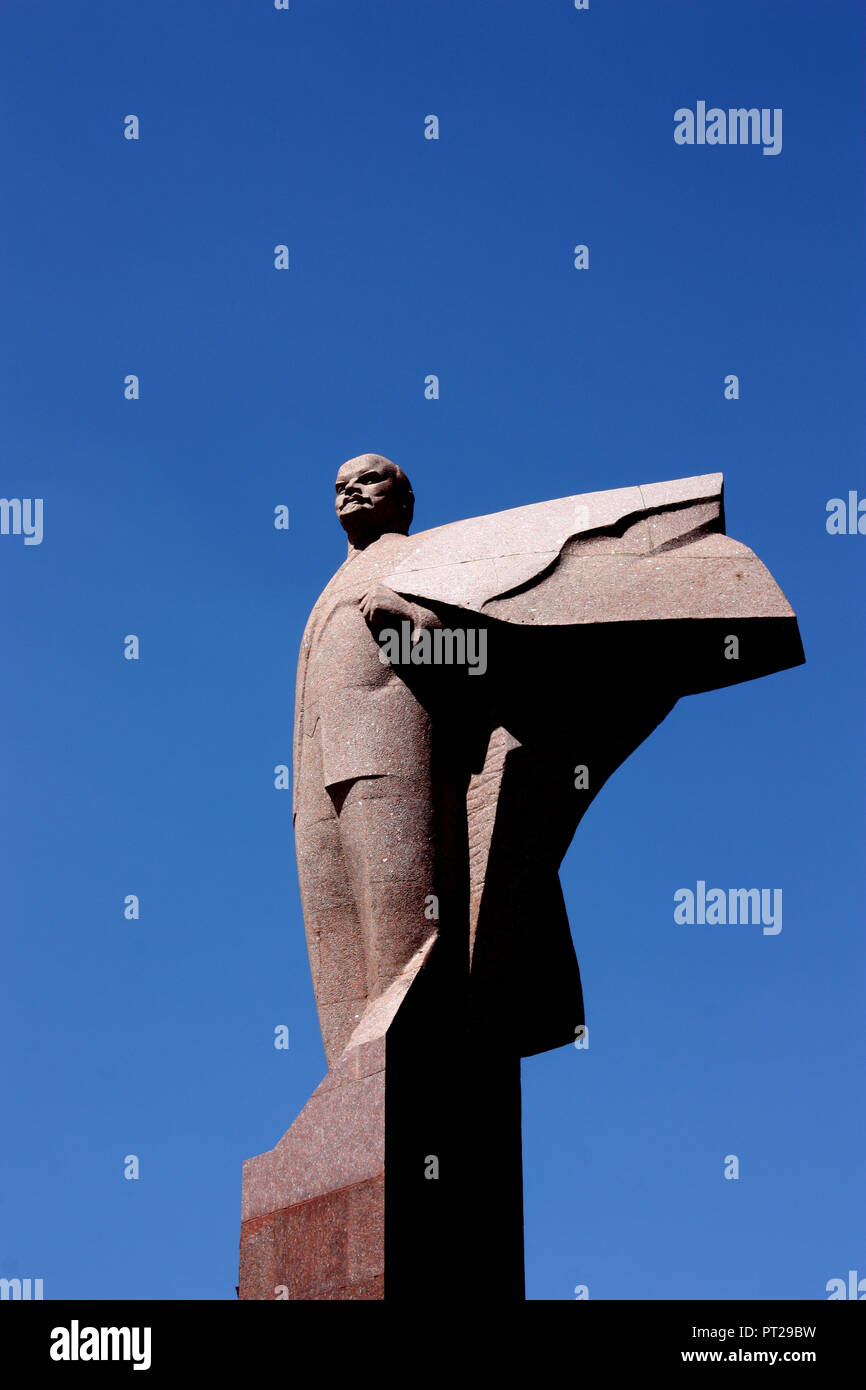 Une statue de Lénine en dehors de certaines maisons / Appartements à Tiraspol Banque D'Images