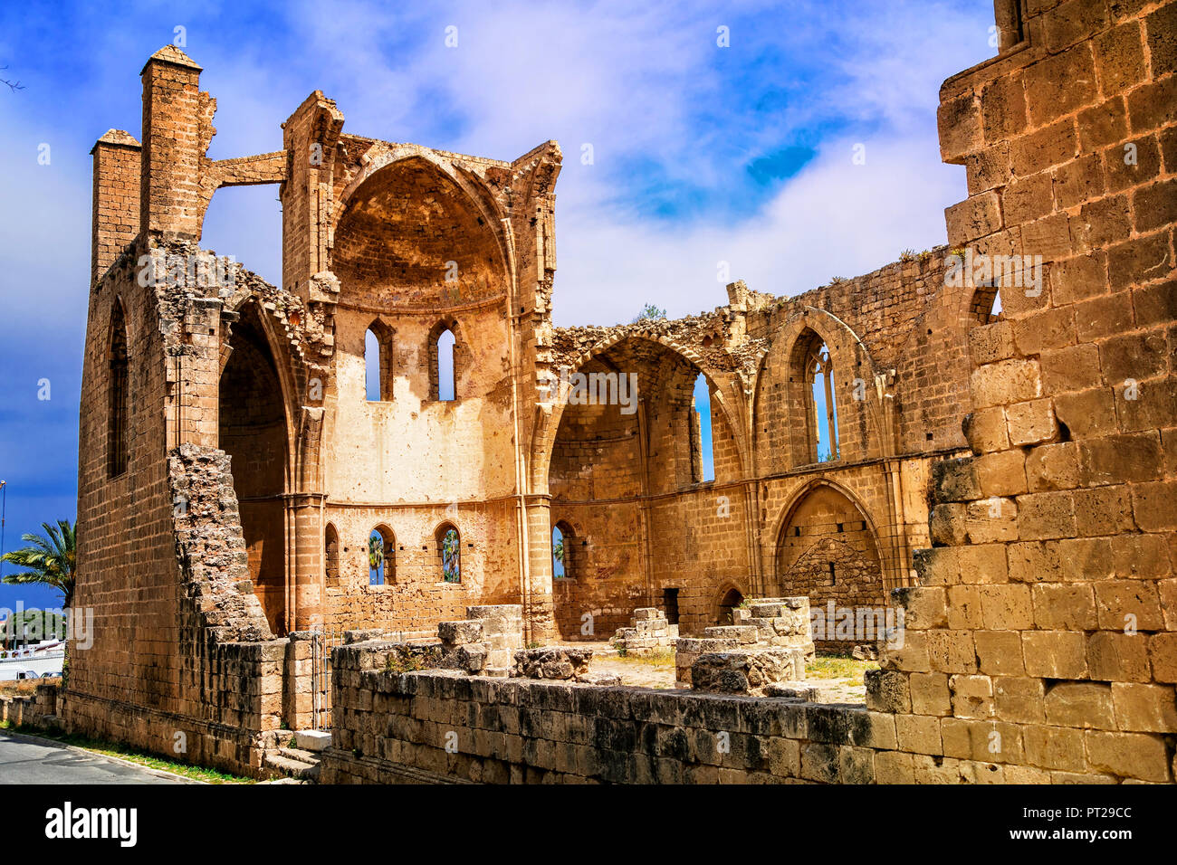 Ruines impressionnantes de la cathédrale St George, la ville de Famagouste, Chypre du Nord. Banque D'Images