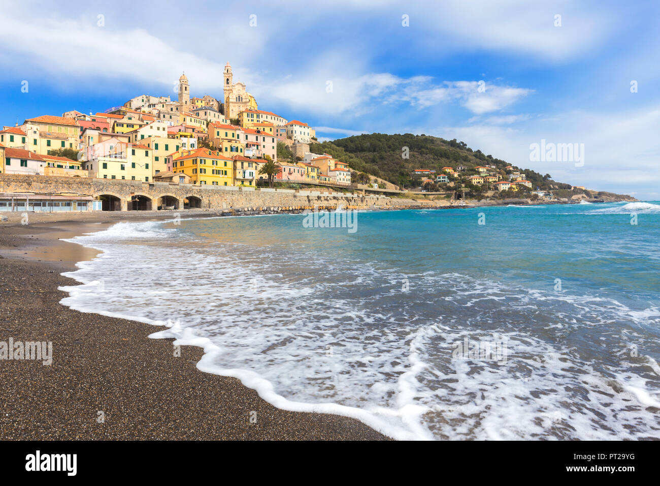 Briser les vagues sur la plage de Cervo village, Cervo, province d'Imperia, Ligurie, Italie, Europe, Banque D'Images