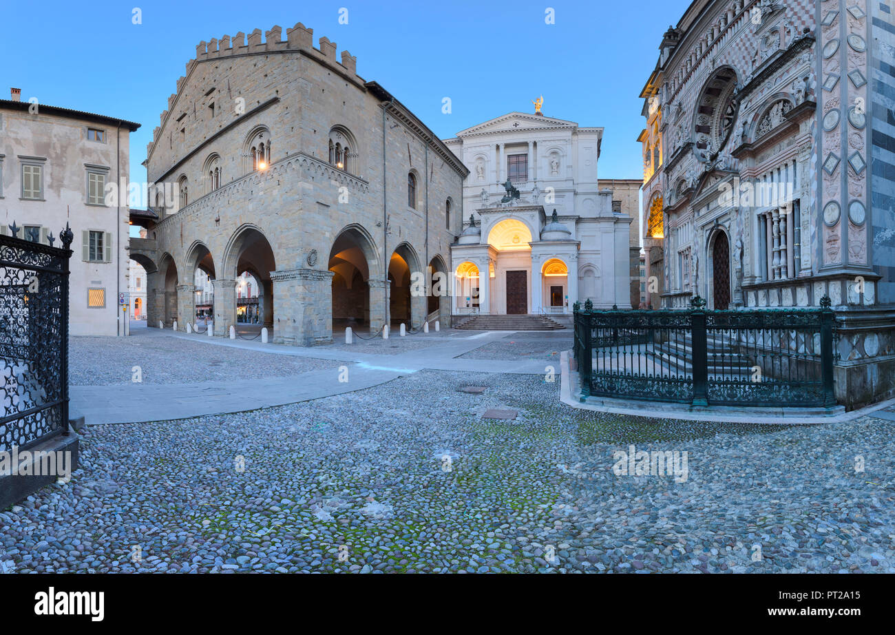 La place Duomo, au crépuscule Bergame (Ville Haute), Lombardie, Italie, Banque D'Images