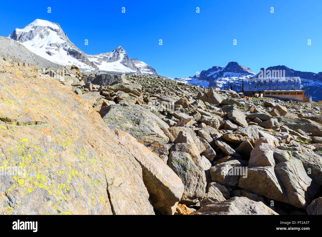 Avis de Vittorio Emanuele II hut surplombant le Ciarforòn et les autres sommets du Groupe de Gran Paradiso, Vittorio Emanuele II Hut, Valsavarance, Parc National du Gran Paradiso, vallée d'aoste, Italie, Europe Banque D'Images