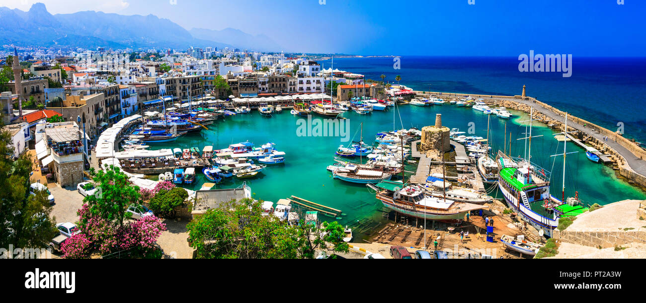 Beau village Kyrenia,vue panoramique,Chypre,la partie turque. Banque D'Images