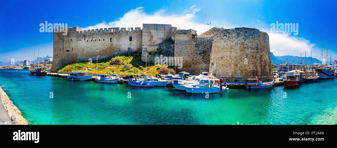 Kyrenya,belle vue sur la ville avec de vieux château et bateaux,Chypre,la partie turque. Banque D'Images