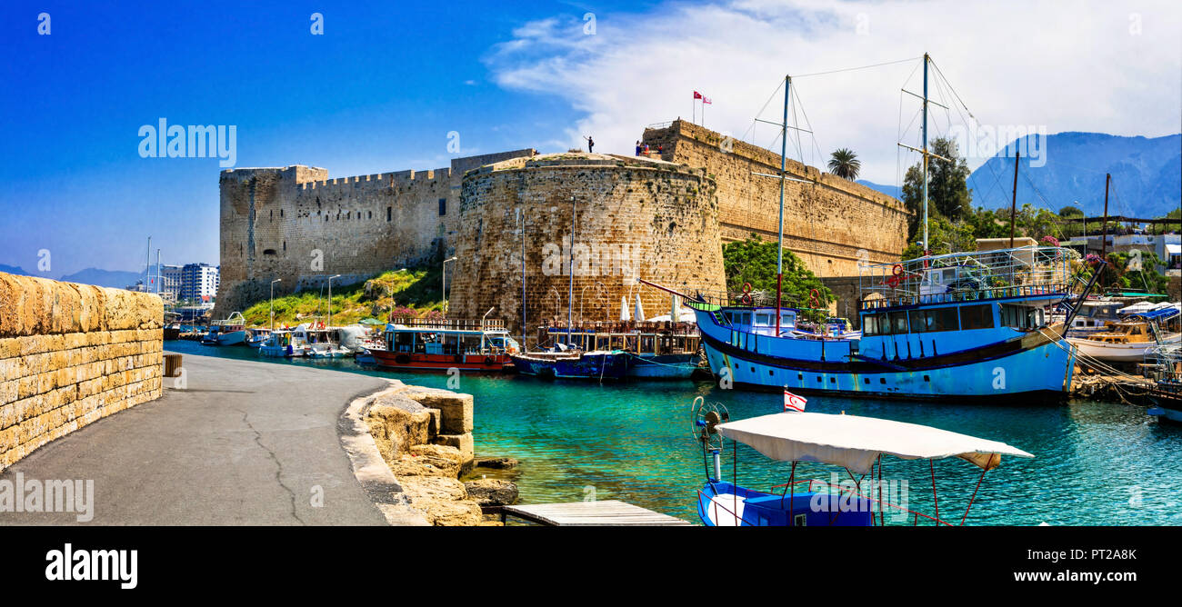Kyrenya,belle vue sur la ville avec de vieux château et bateaux,Chypre,la partie turque. Banque D'Images