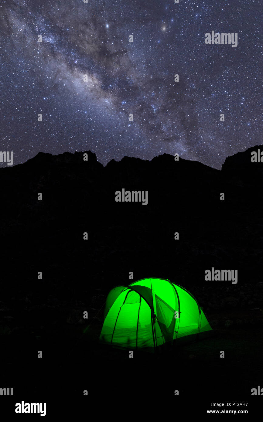 Une nuit en tente sous voie lactée, Ancash, Santa Cruz trekking, Andes, Pérou Banque D'Images